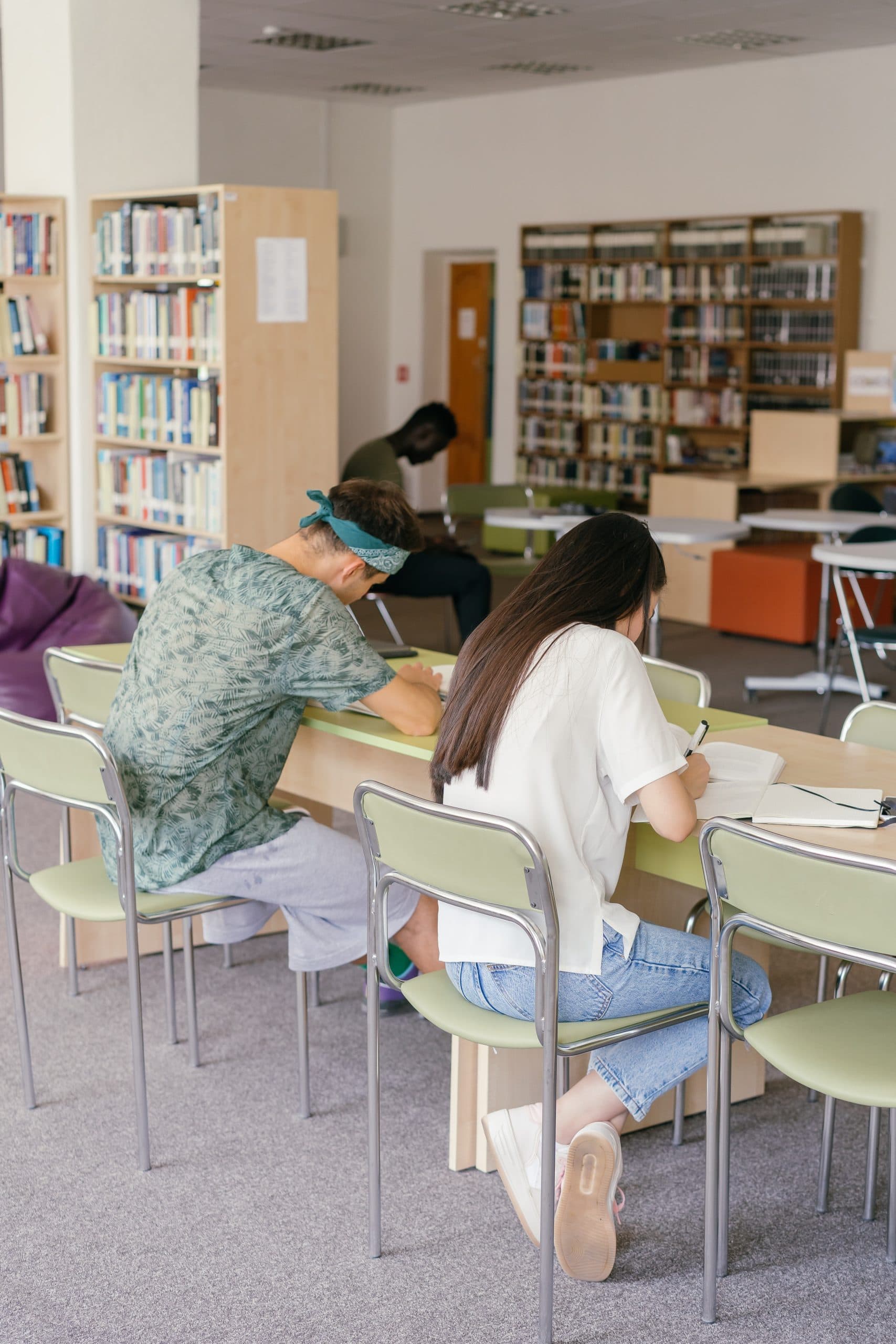 Si no existe un funcionario de igual o superior grado puede designarse instructor para investigar actos de violencia de género en Universidades a un funcionario de inferior jerarquía en la medida que éste no sea subordinado o dependiente.