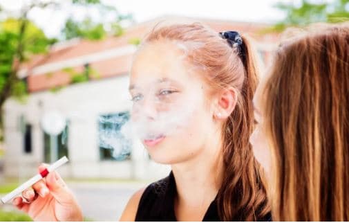 Corte Suprema despacha informe sobre proyecto de ley que prohíbe la venta de cigarrillos electrónicos a menores de edad.
