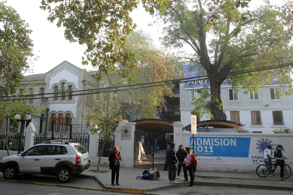 Negativa de la Universidad a dar curso al proceso de titulación por deuda es una decisión antijurídica.