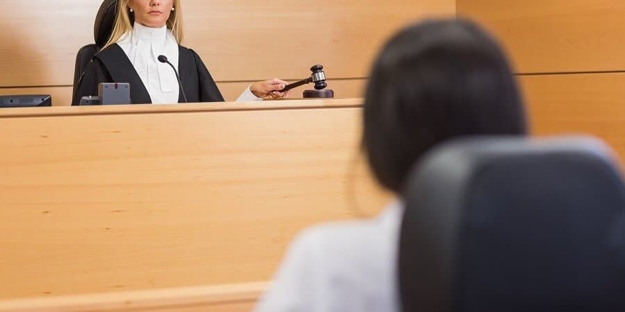 Calificar testimonios policiales como contradictorios sin justificarlo de manera suficiente implica desconocer el núcleo fáctico de la acusación, lo que amerita la invalidación de la sentencia absolutoria.