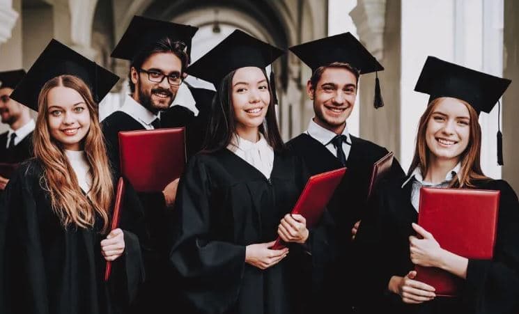 La orden de restituir la totalidad del dinero entregado para financiar estudios de Magister en el extranjero, es arbitraria, aunque la becaria los haya completado fuera de plazo.