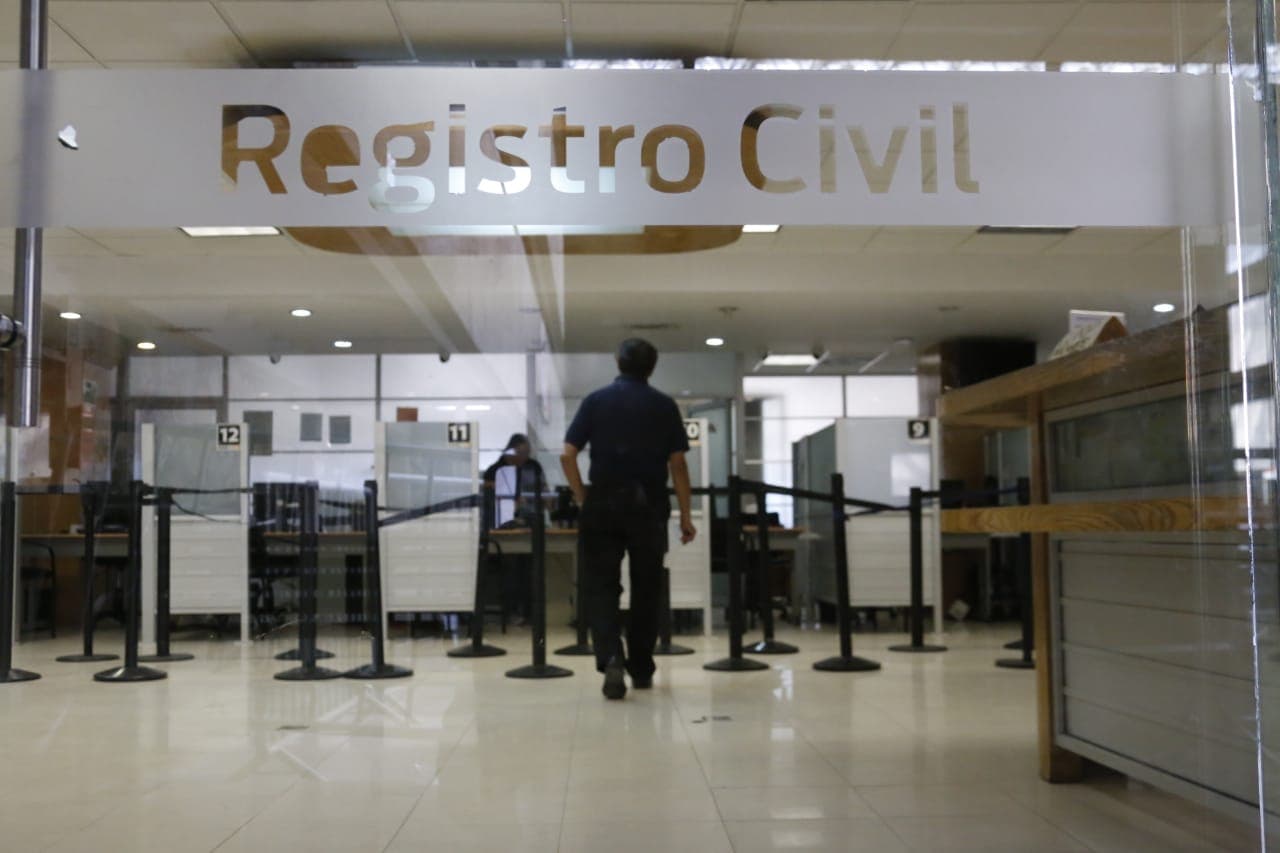 Registro Civil actúa arbitrariamente al no reconocer la calidad de hija de la causante y excluirla de la posesión de efectiva de los bienes de su madre.