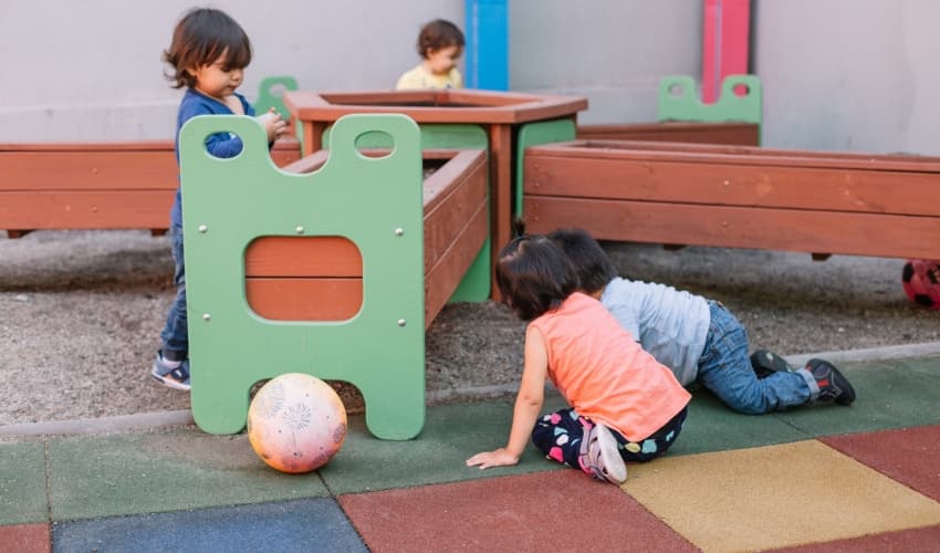 Dado que la actividad escolar es especialmente regulada, son otros los organismos competentes para determinar la responsabilidad ante un accidente.