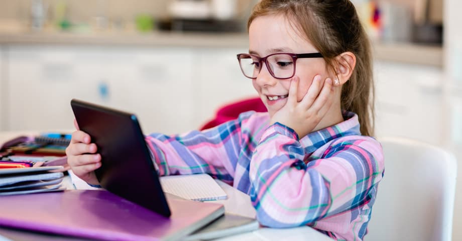 Padres son absueltos del delito de abandono de familia por descolarizar a sus hijas y haberlas matriculado en una academia online internacional.