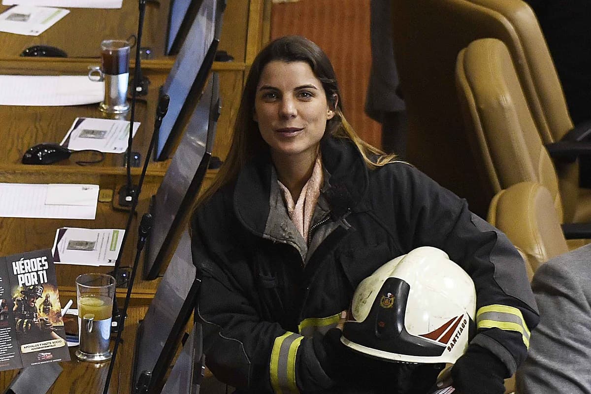 Diputada Maite Orsini solicita se deje sin efecto sanción que la separa por 6 meses de la Octava Compañía de Bomberos de Santiago.