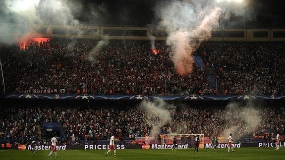 Sanción de multa a club de fútbol y además clausura del estadio por una temporada, no vulnera el principio non bis in idem, resuelve Tribunal Supremo de España.