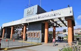 Universidad de Antofagasta actúa arbitrariamente al condicionar la entrega del título académico a la actora a la inexistencia de deudas de matrícula y egreso.