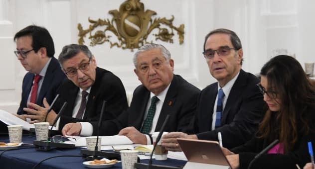 Presidente de la Corte Suprema y ministro Llanos analizan enmiendas ante Comisión de Función Jurisdiccional del Consejo Constitucional.