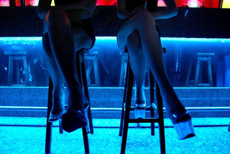 Si bien en la prostitución no hay relación laboral, el dueño del club debe pagar las cotizaciones de las mujeres, si éstas al mismo tiempo tenían que captar y entretener clientes, resuelve Tribunal Supremo de España.