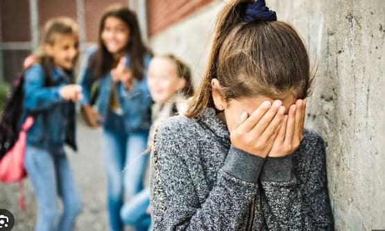 Colegio no aplicó un justo y racional procedimiento a estudiante sancionada con expulsión, por lo que la medida se deja sin efecto.