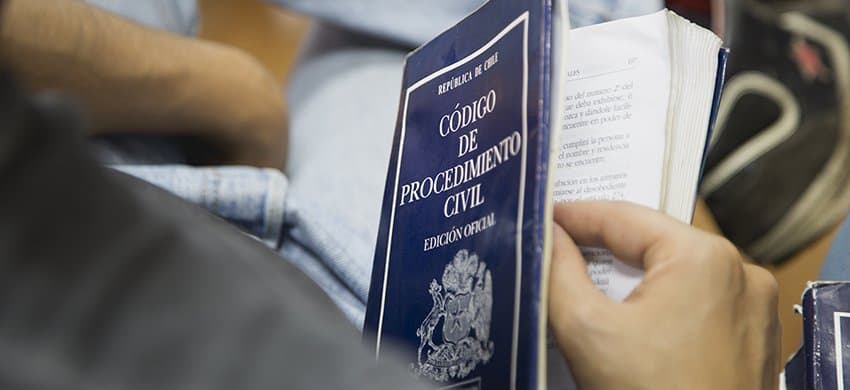 Falta de respuesta de la autoridad a la solicitud de fecha para rendir examen de grado a egresado de Derecho contraviene la igualdad ante la ley.