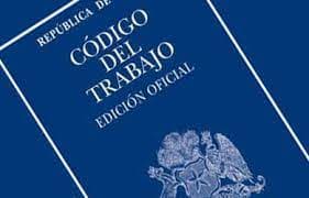 Relación entre funcionario contratado a honorarios y municipio de Huechuraba se rige por el Código del Trabajo al participar de los elementos de subordinación y dependencia propios de un vínculo laboral.