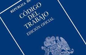 Relación entre funcionario contratado a honorarios y municipio de Huechuraba se rige por el Código del Trabajo al participar de los elementos de subordinación y dependencia propios de un vínculo laboral.