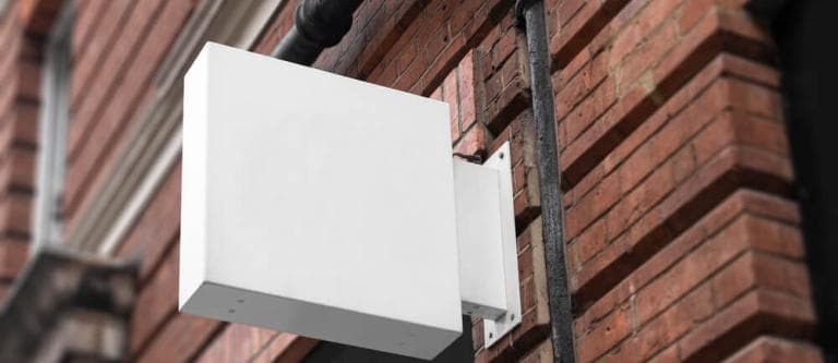 Solicitud del propietario de un local comercial de retirar un cartel de identificación de la Administración Pública colocado en la puerta común de entrada al edificio, se rechaza por un tribunal español.