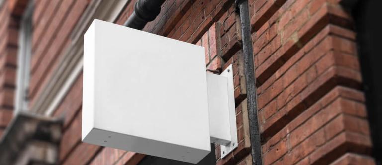 Solicitud del propietario de un local comercial de retirar un cartel de identificación de la Administración Pública colocado en la puerta común de entrada al edificio, se rechaza por un tribunal español.