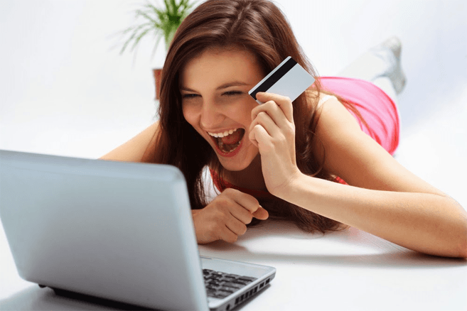 Mujer que utilizó la tarjeta bancaria de su ex pareja sin su conocimiento y consentimiento para comprar zapatos online, incurre en el delito de estafa, resuelve Tribunal español.