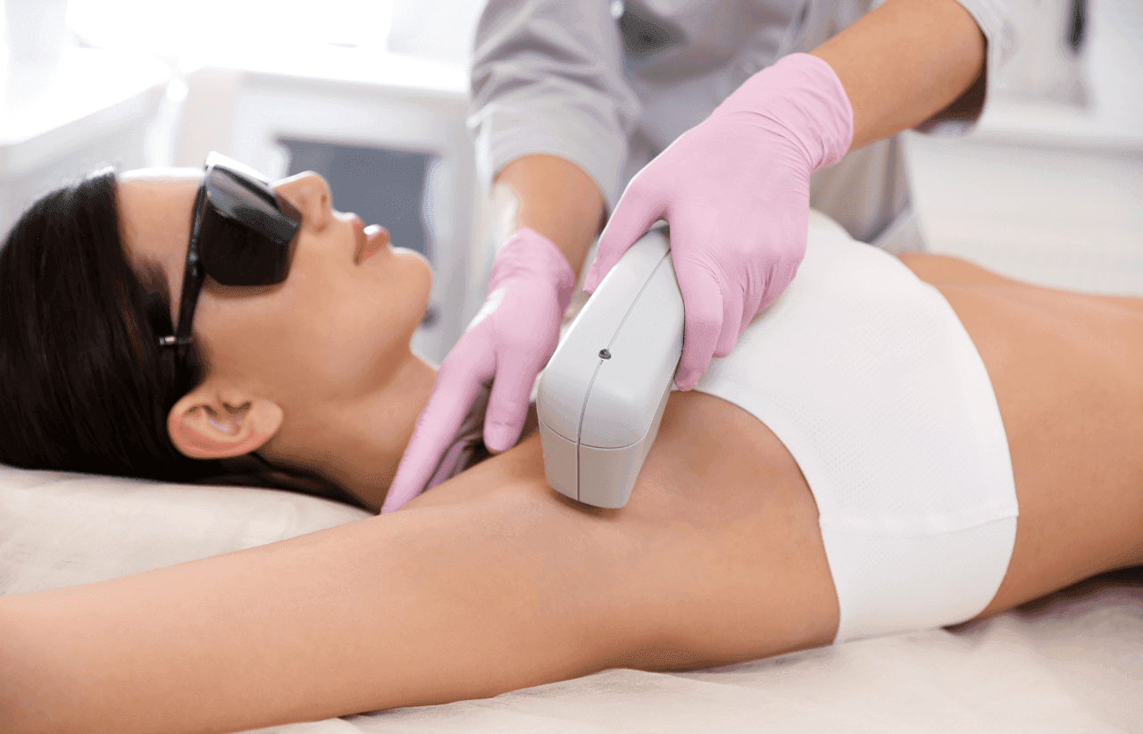 Trabajadora de centro de estética que provocó quemaduras a clienta tras someterse a depilación láser es absuelta del delito de lesiones por imprudencia.