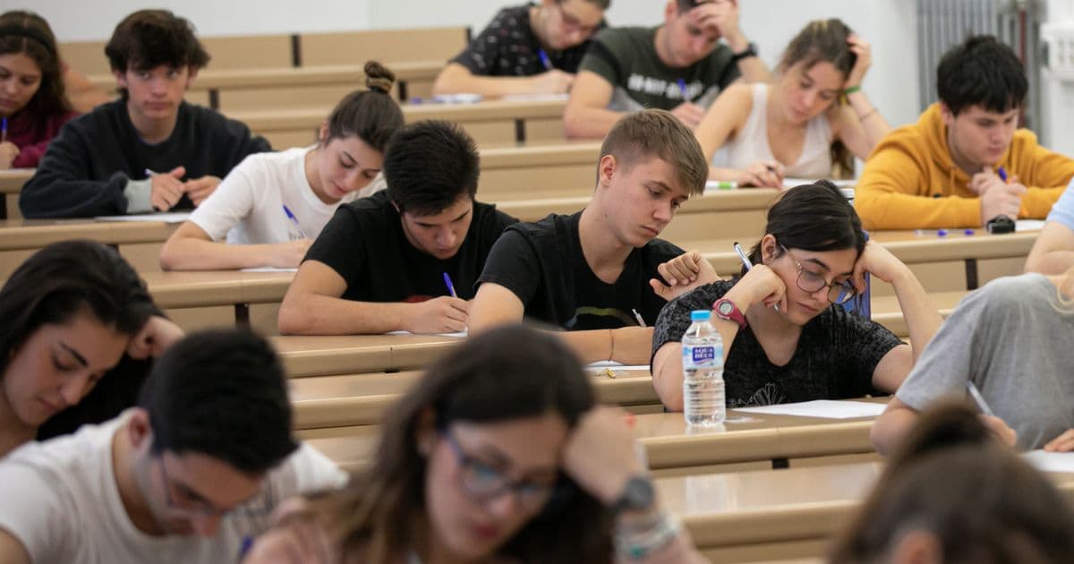 Multa aplicada a establecimiento educacional se deja sin efecto por cuanto su actuación se ajustó a lo establecido en su Reglamento Interno.
