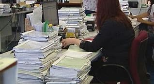 No procede contratar a un prestador de servicios a honorarios para desempeñarse como fiscal instructor en un sumario seguido en una municipalidad.