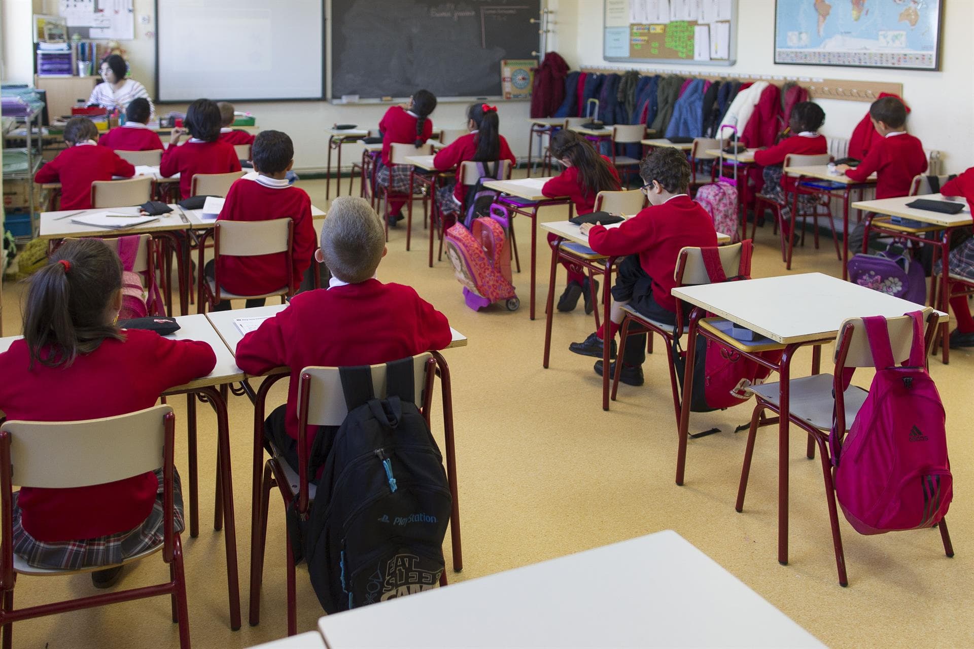 Apoderada que emite dichos sobre los sufrimientos padecidos por su hijo en el colegio, no vulnera el derecho a la honra del recurrente.