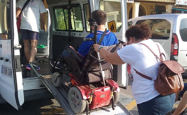 No procede usar vehículos municipales para trasladar a funcionarios con discapacidad desde sus domicilios particulares hacia su lugar de trabajo y viceversa.