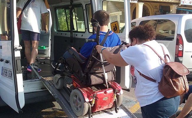 No procede usar vehículos municipales para trasladar a funcionarios con discapacidad desde sus domicilios particulares hacia su lugar de trabajo y viceversa.