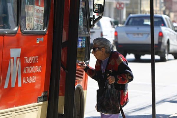 Proponen eximir a mayores de 65 y a discapacitados del pago de la tarifa del transporte público.