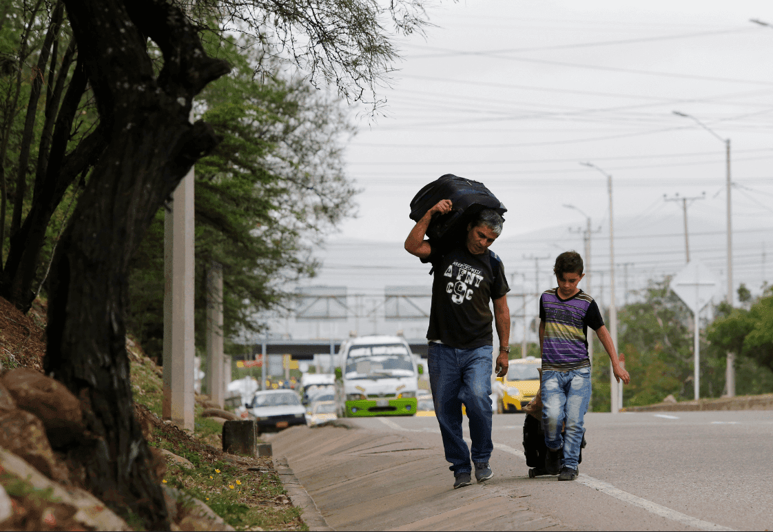 Decreto de expulsión de inmigrante no puede fundarse en una norma de carácter reglamentario, ya que la libertad personal únicamente puede ser limitada o restringida por ley.