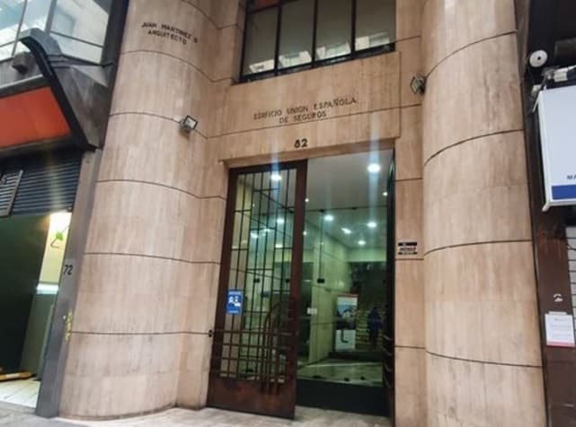 Corte Suprema confirma condena por caída de revestimiento de edificio sobre transeúnte en el centro de Santiago.