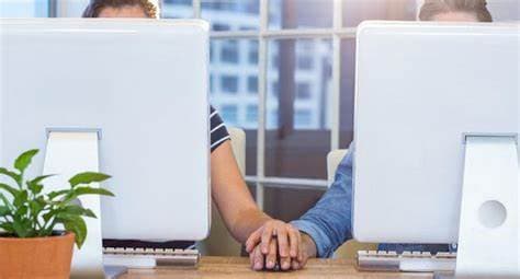 Servidora a honorarios que contrae matrimonio con una persona que con posterioridad es designada en un cargo directivo, puede ser traspasada a contrata.