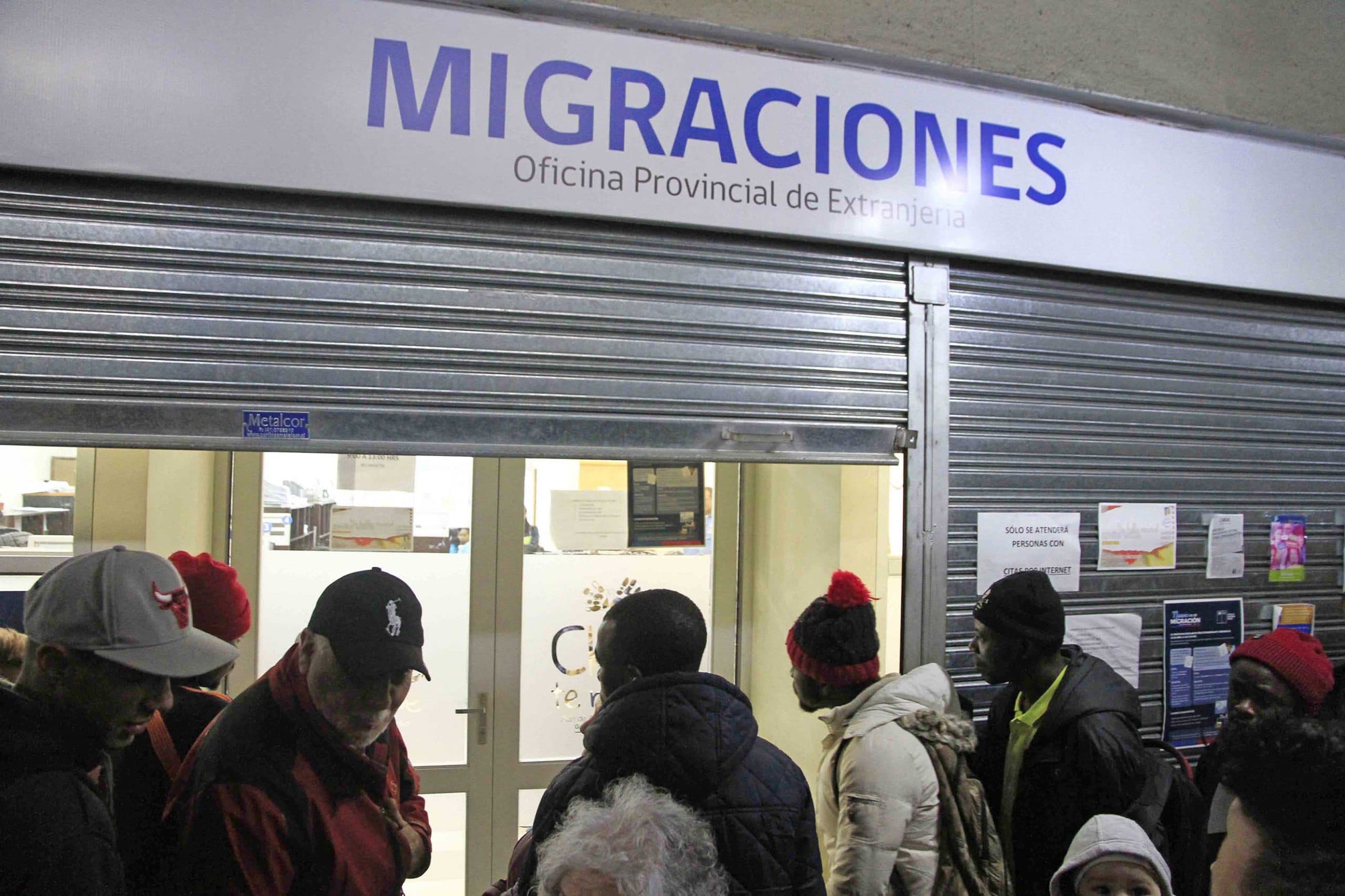 Servicio de Migraciones no perturba derechos del migrante que solicita pronunciamiento sobre su petición de permanencia definitiva si el extranjero puede realizar trámites esenciales con su cédula de identidad.