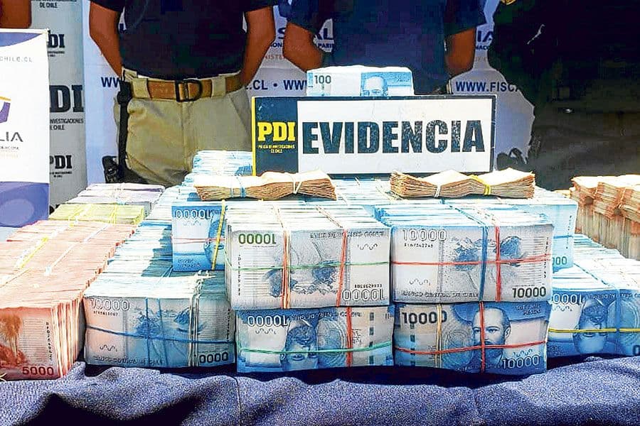 Proyecto de ley que modifica diversos cuerpos legales con el objeto de incluir en el delito de contrabando el ingreso o extracción de dinero del territorio nacional, se ajusta la Constitución.