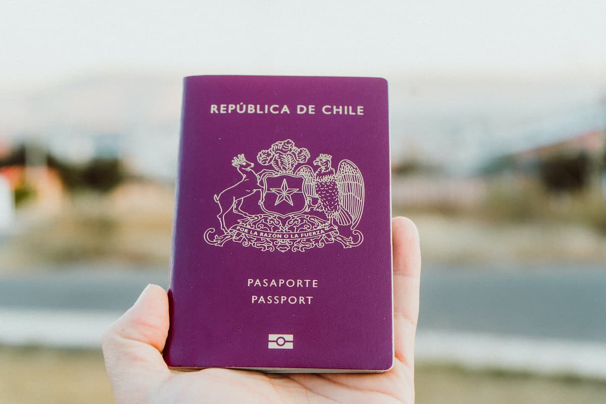 Corte ordena entregar pasaporte a chileno residente en España tras negativa injustificada