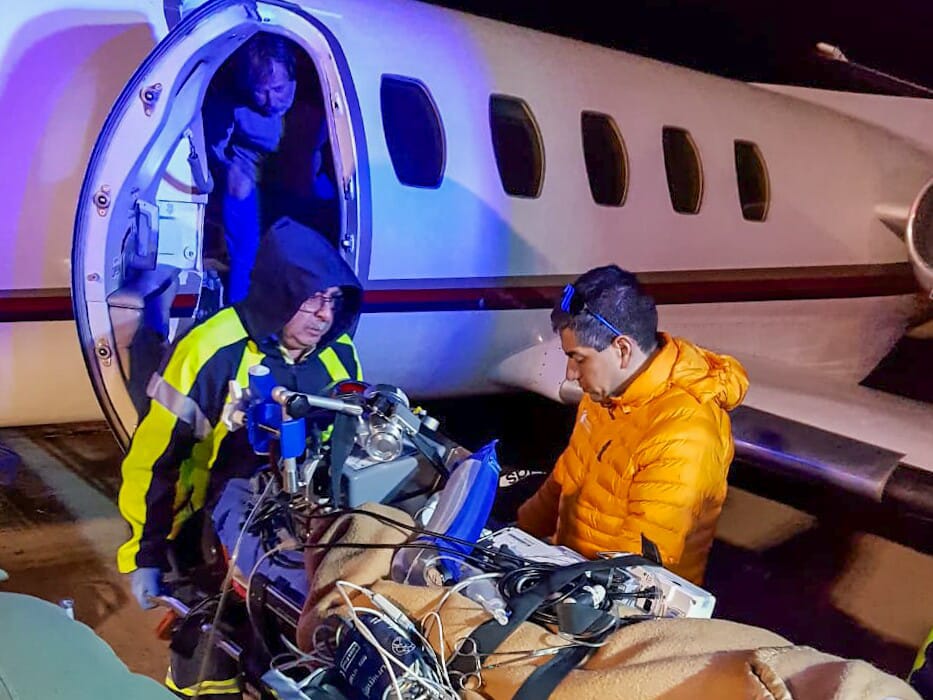 Adjudicación a empresa de Transporte Aéreo en Avión Ambulancia no vulnera los principios de estricta sujeción a las bases e igualdad de los oferentes.