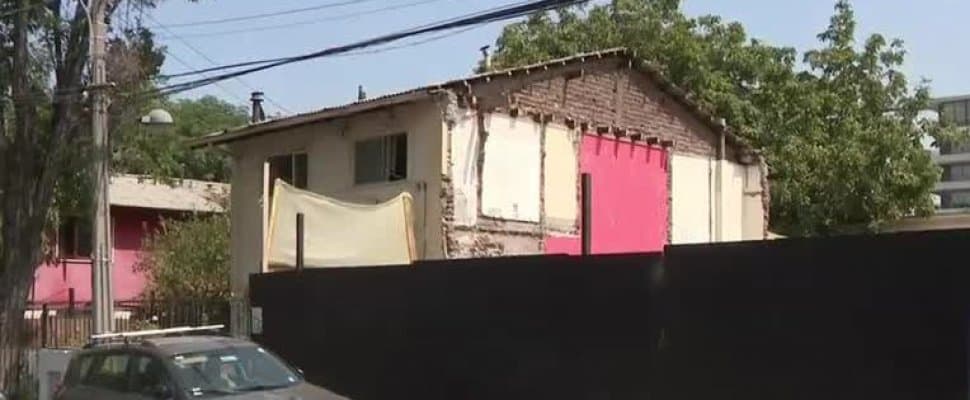 Construcción que afecta propiedad de vecina se ordena paralizar hasta obtener los permisos correspondientes debiendo luego adoptarse las medidas idóneas para no afectar la casa contigua.
