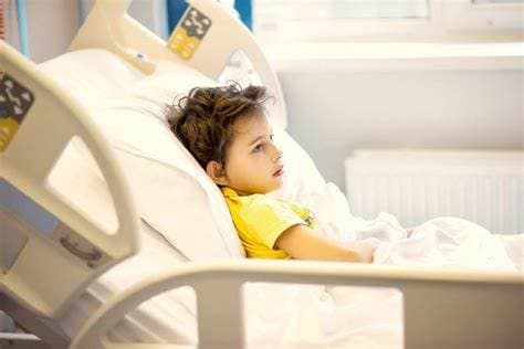 Razones de índole religiosa de la madre para negar transfusión de sangre a su hijo, resultan insuficientes y ceden ante la necesidad de resguardar el interés superior del niño.