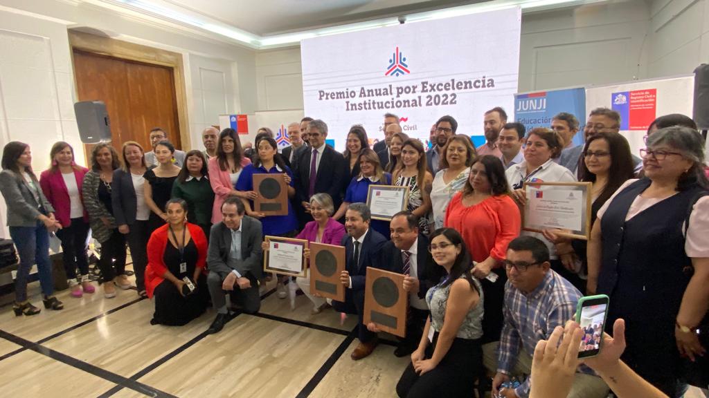 Para acceder al premio anual de excelencia institucional los funcionarios deben estar en servicio en la fecha de pago.