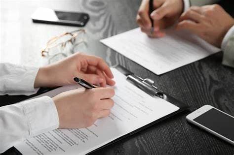 Contraloría actúa en ejercicio de sus facultades al resolver, con motivos suficientes, que el término de la contrata de la recurrente se ajustó a derecho.