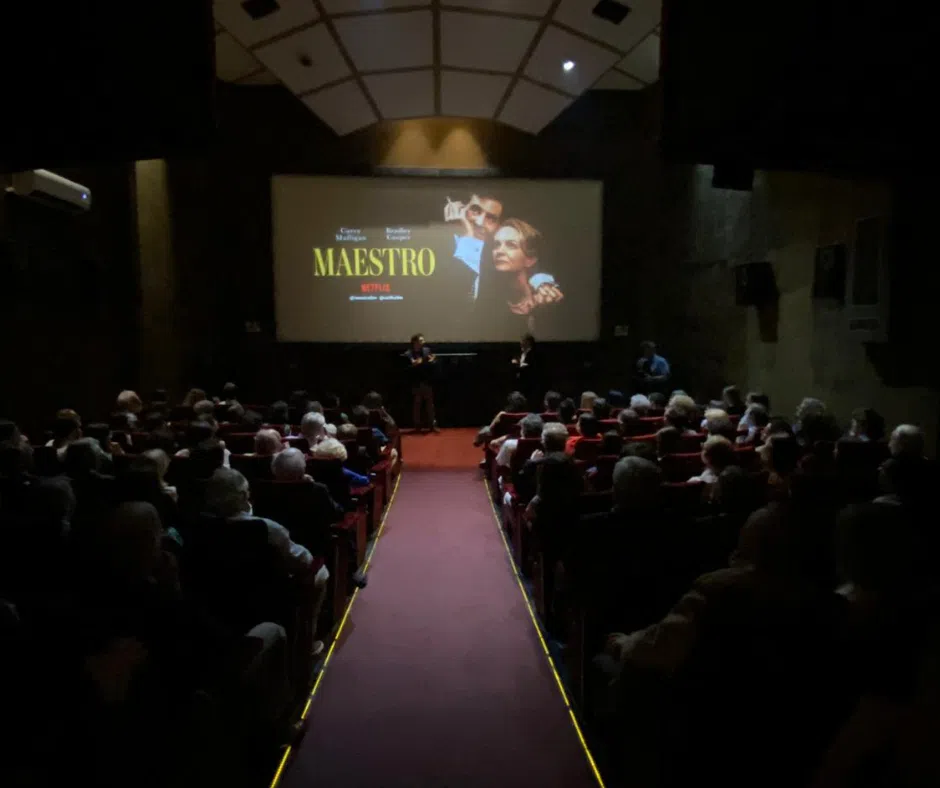 Clientes y amigos de Alessandri repletan El Biógrafo en preestreno de “Maestro”.