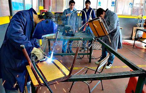 Superintendencia de Educación informa sobre las prácticas profesionales de estudiantes de educación técnico profesional.