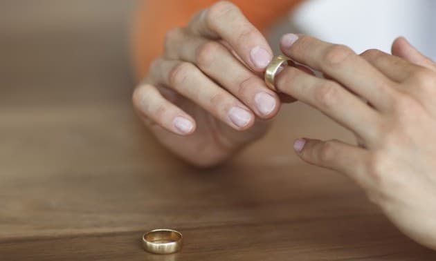 Incumplimiento reiterado de la obligación de pagar alimentos es motivo suficiente para rechazar la demanda de divorcio por cese de la convivencia.