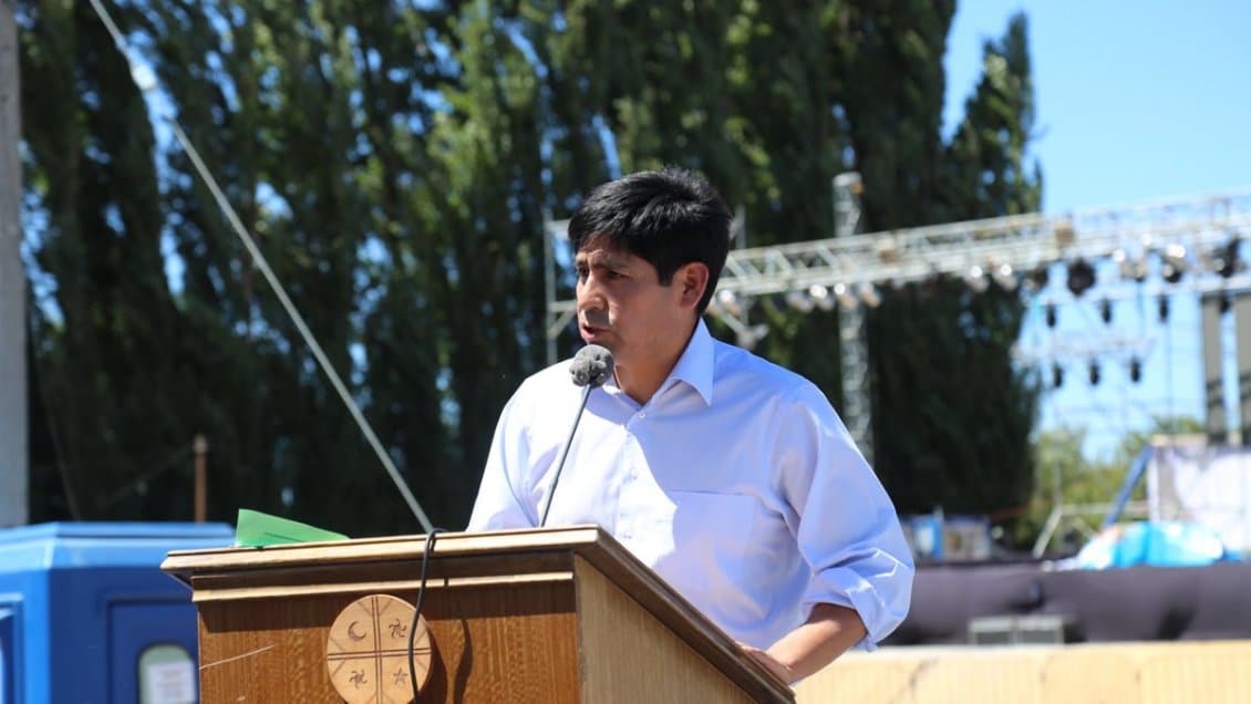 No procede otorgar feriado legal mientras un alcalde o funcionario público se encuentre privado de libertad por decisión de los tribunales de justicia.