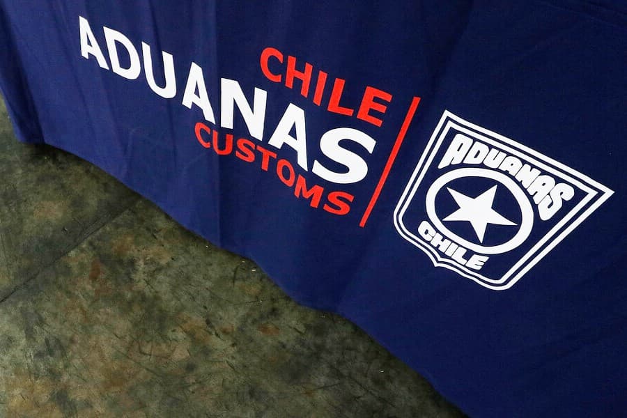 Negativa de Servicio Nacional de Aduanas a devolver vehículo incautado por presunto delito de contrabando a pesar de haber renunciado a la acción penal en contra del dueño, no es ilegal.