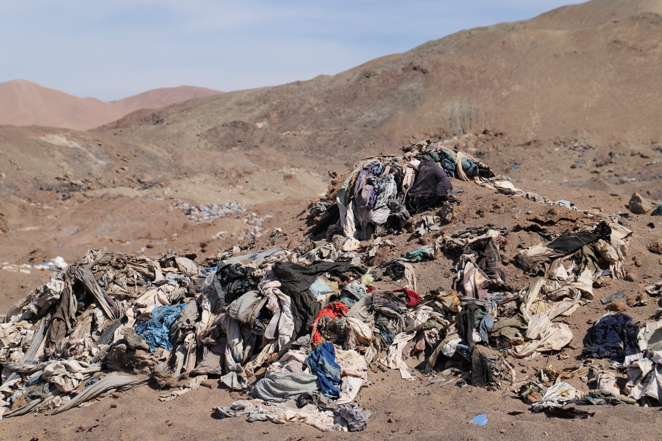 Ministros del Primer Tribunal Ambiental recorren vertederos ilegales de Alto Hospicio.