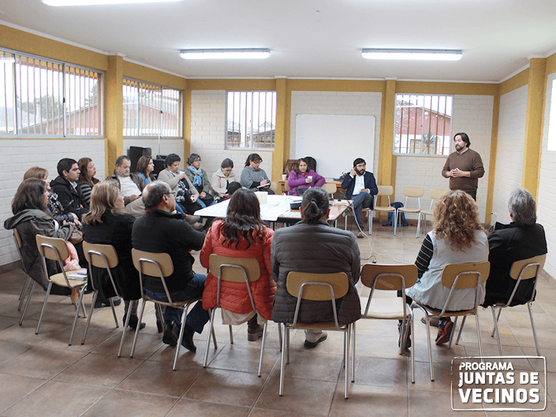 Para afiliarse a una junta de vecinos se debe tener a lo menos catorce años y residir en la unidad vecinal respectiva, circunstancia que debe ser efectiva y acreditada.