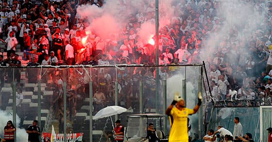Derecho de admisión responde a consideraciones de orden público que justifican su ejercicio inmediato, para resguardar la seguridad de las personas y familias que asisten a los estadios con un interés netamente deportivo.