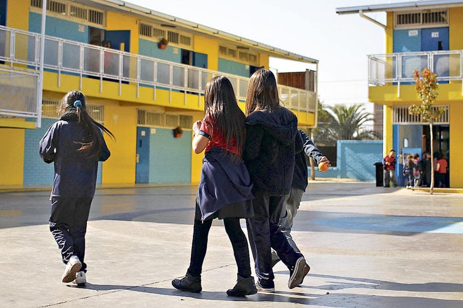Suspensión indefinida de estudiante querellado por violación de dos estudiantes se ajusta a derecho.