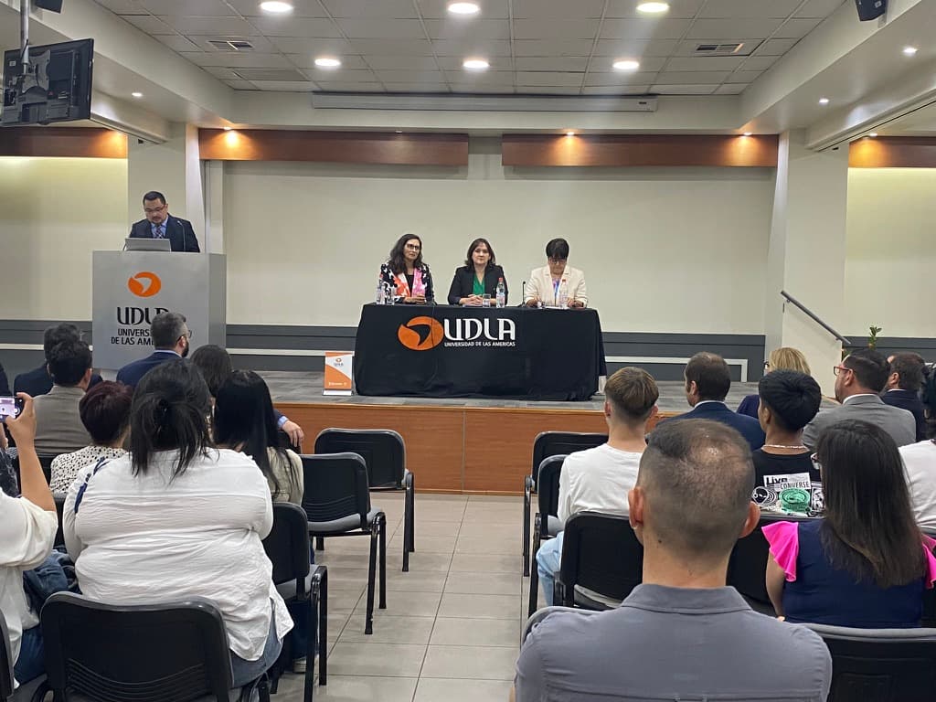 Conversatorio “Implementación de una mirada de género desde el poder judicial”, se realizó en la Universidad de las Américas.