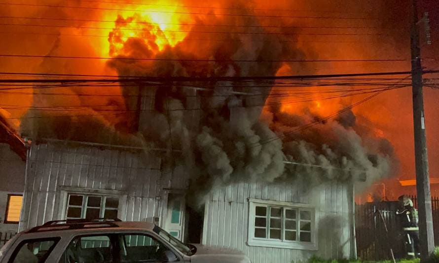 El acusado prendió fuego al borde de la pared de la vivienda sabiendo que su hermano tenía problemas de movilidad para desplazarse por lo que concurre el dolo exigido para condenarlo por el delito de incendio causando la muerte.