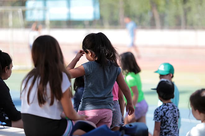 Resolución que ordenó ingreso de hijos menores de la recurrente de amparo a residencia sin visualizar la red familiar extensa de los niños aparece desproporcionada.